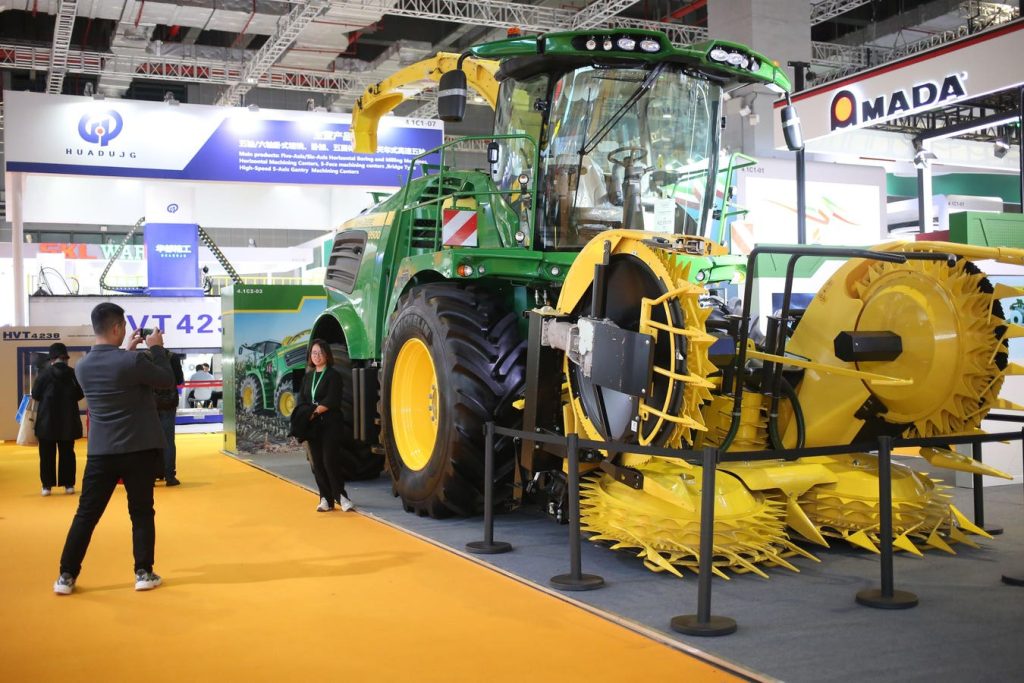 Down 4% This Week What’s Next For Deere Stock After Downbeat 2024 Guidance?