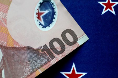 NZD/USD peaks as Kiwi retail sales defy expectations